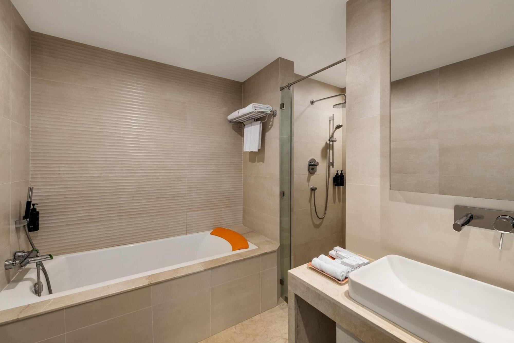 Ramada By Wyndham Kathmandu Dhumbarahi Hotel Buitenkant foto